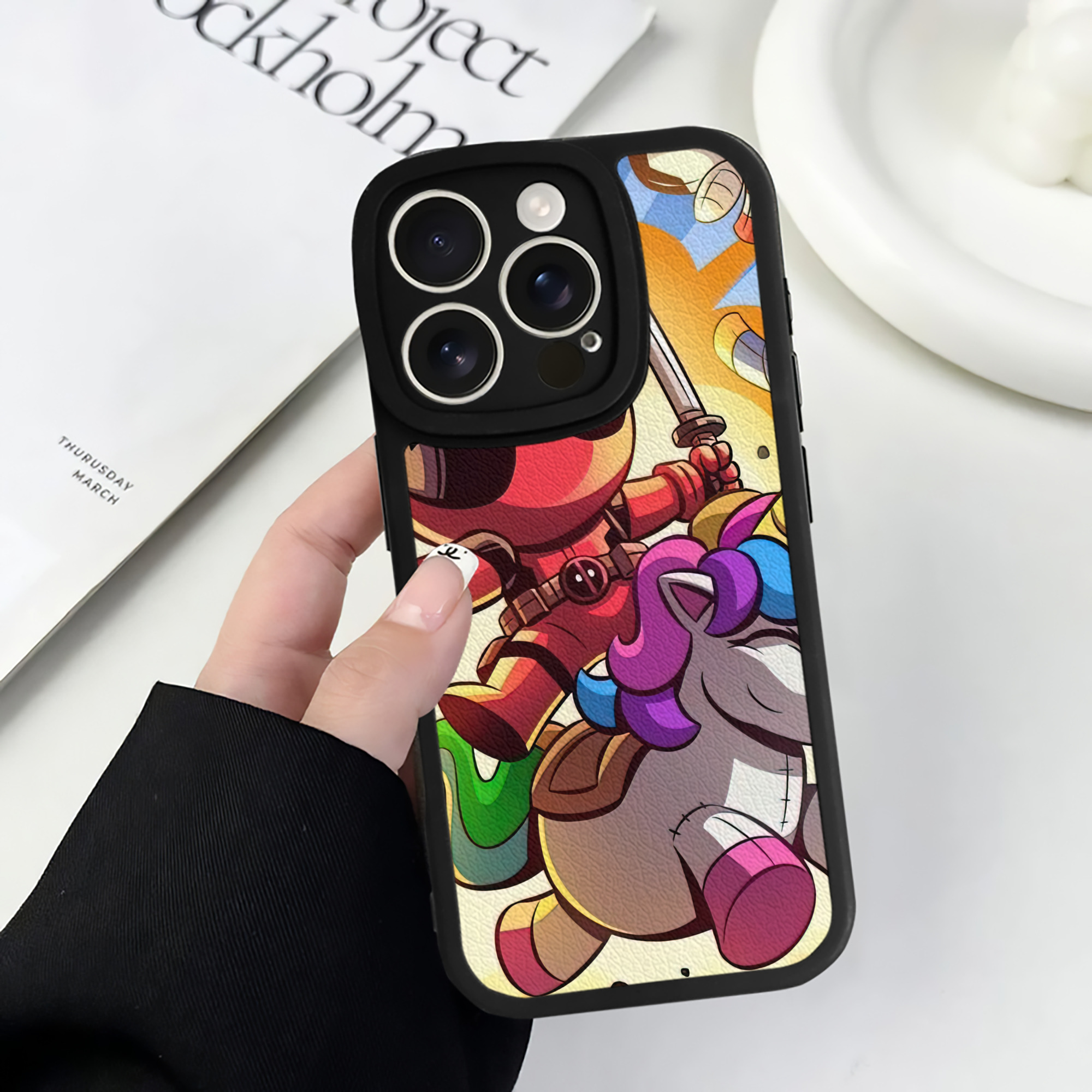 （画像用） Deadpool デッドプール 【iPhone 16シリーズ対応】シリコンスマホケース（レザー調） 材質：シリコン